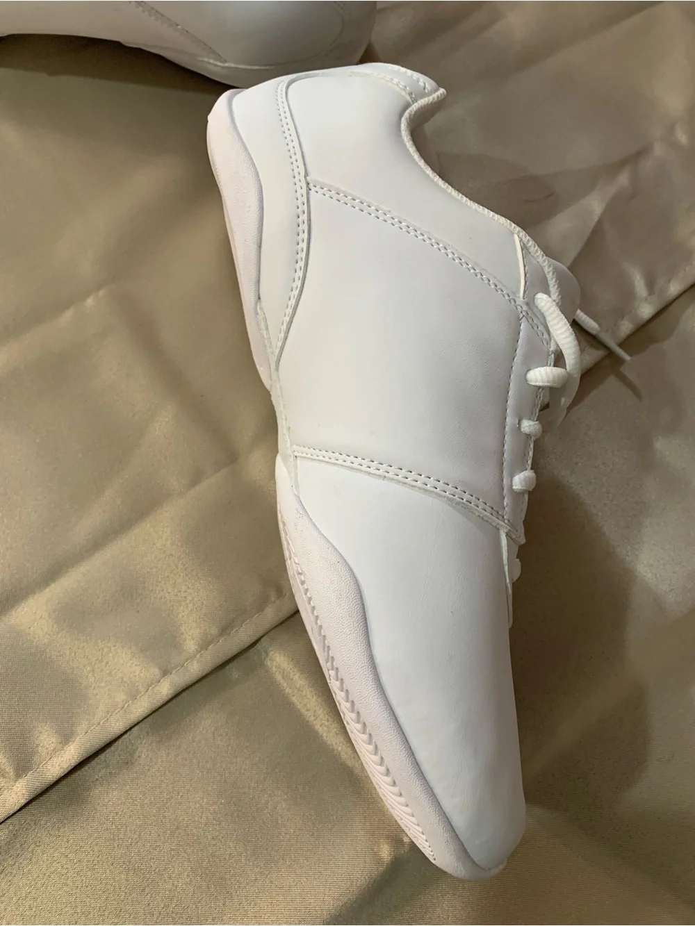 Fila Men's White Athletic Sneakers b1/2